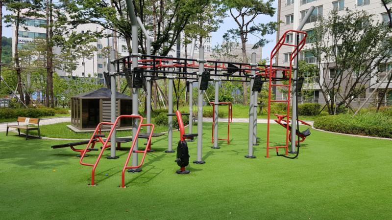 단지 산책로 곳곳에는  운동기구들이 설치되어 있습니다