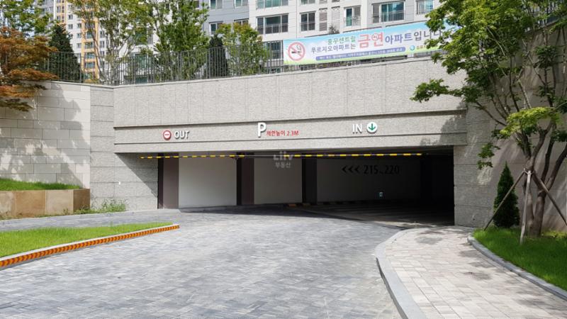 지하주차장 출입구 모습 입니다