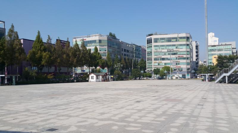 차량 9분 거리에 있는 사우문화체육광장 입니다