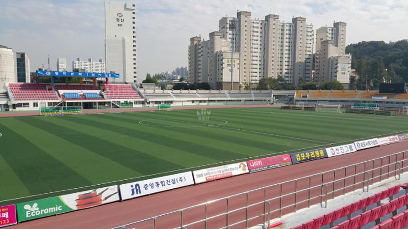 차량 9분 거리에 있는 김포종합 운동장 입니다