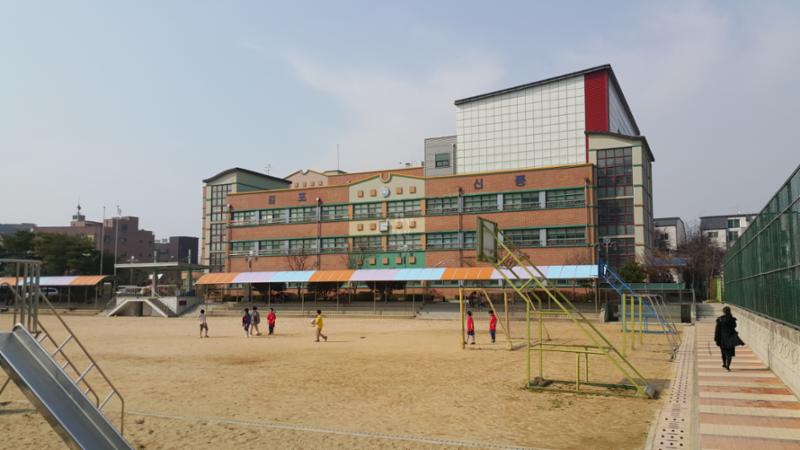 단지와 인접한 신풍 초등학교 입니다