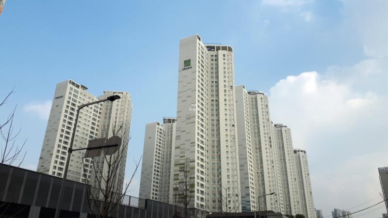 102동 안산센트럴푸르지오 아파트 단지 전경이에요