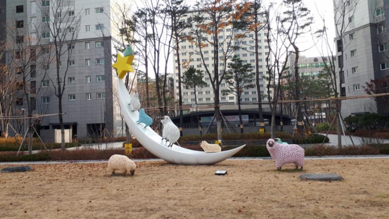 단지 곳곳에 잘 관리된 화단과 다양한 조형물이 갖춰져 있어 보는 재미가 있는 단지 전경이에요