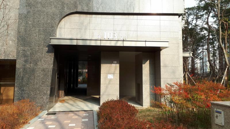 고급스러운 디자인의 공용현관 입구이에요