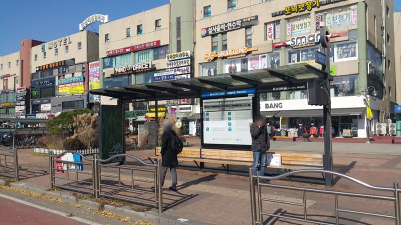 단지 인근에 위치한 버스정류장[중앙역건너편]의 모습입니다