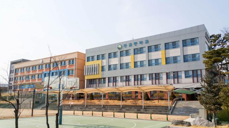 단지 인근 거리에 위치해 있는 광교중학교입니다
