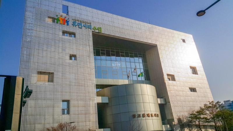 단지 인근에 위치한 광교홍재도서관 입니다