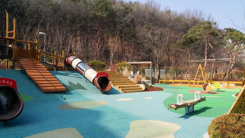 아이들의 상상력과 호기심을 일깨워주는 어린이 놀이터에요
