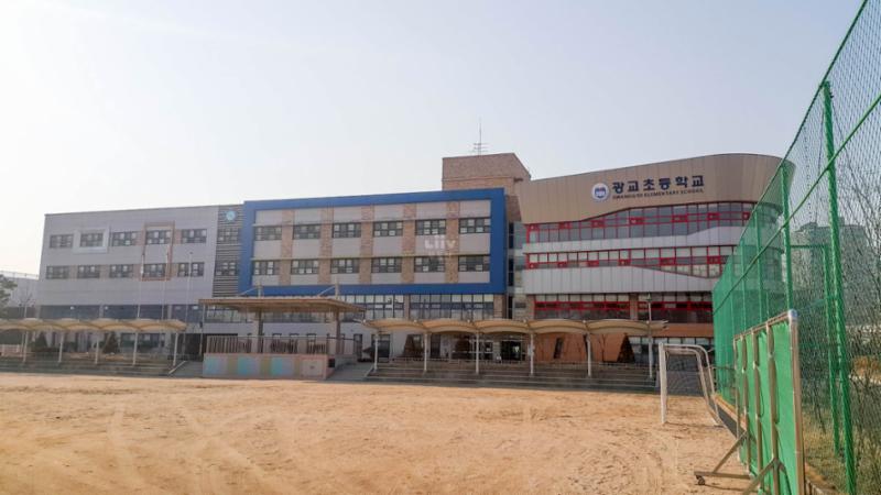 단지 주변으로 배정학교인 광교초등학교가 있습니다