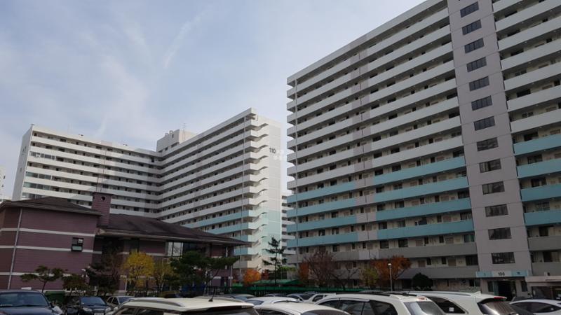 1994년 5월에 입주한 단지인 만큼 부분적으로 연식이 느껴지지만 전체적으로 양호하게 관리된 단지 외관이에요