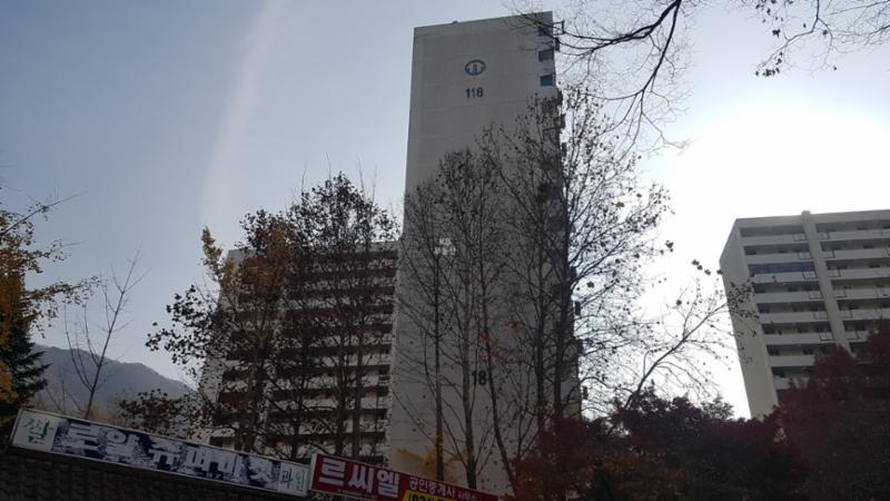 1987년 6월에 입주한 단지인 만큼 부분적으로 연식이 느껴지지만 전체적으로 양호하게 관리된 단지 외관이에요