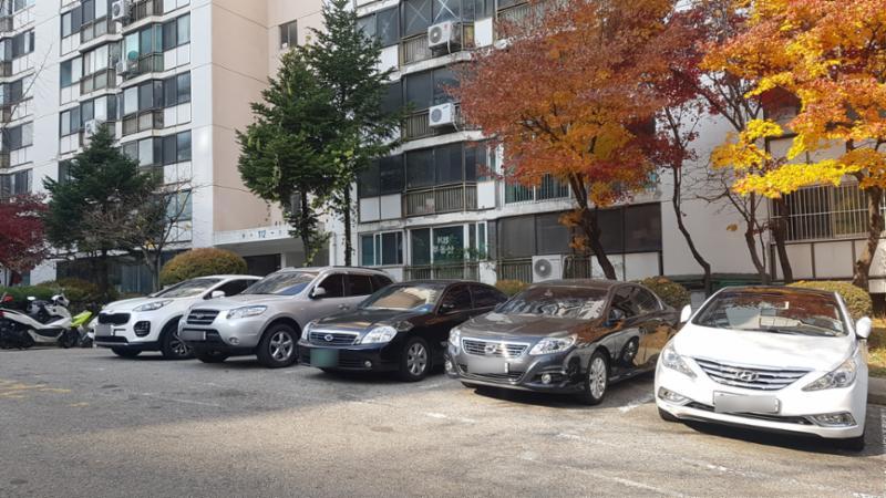 은행주공아파트의 지상주차장입니다