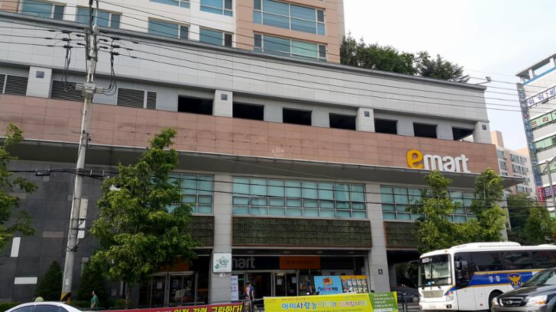 단지 주변에 위치한 이마트 성남점입니다