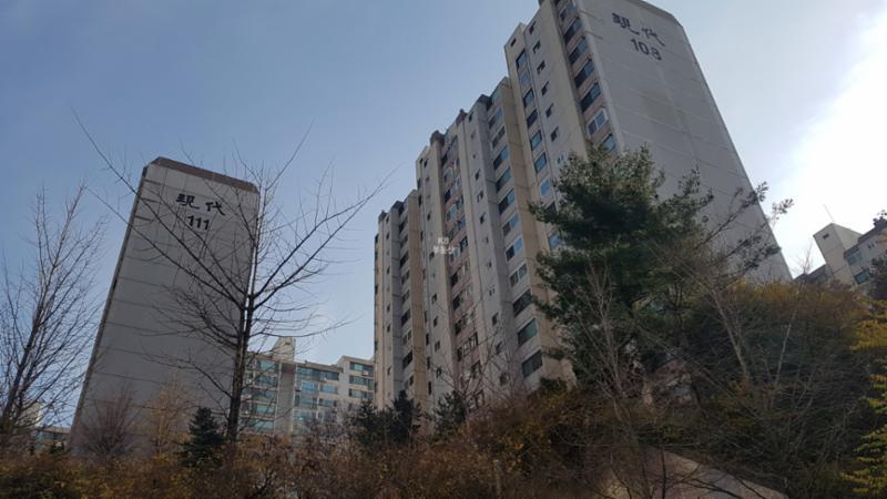 1995년 6월에 지어진 단지인 만큼 부분적으로 연식이 느껴지지만 전체적으로 양호하게 관리된 단지 외관이에요
