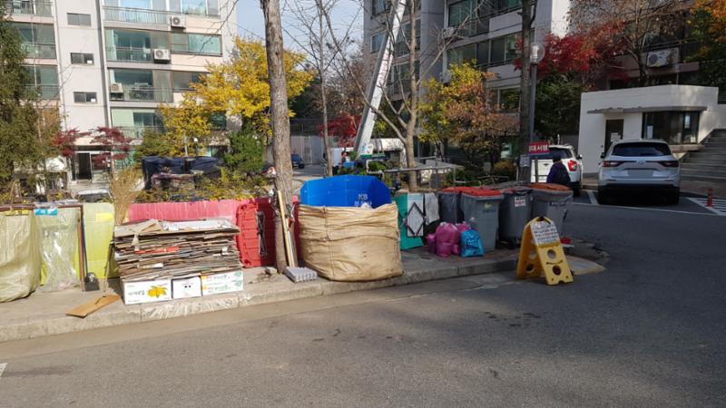 주민들의 이동 경로를 배려해 주차장 외진곳에 마련된 분리수거장이에요