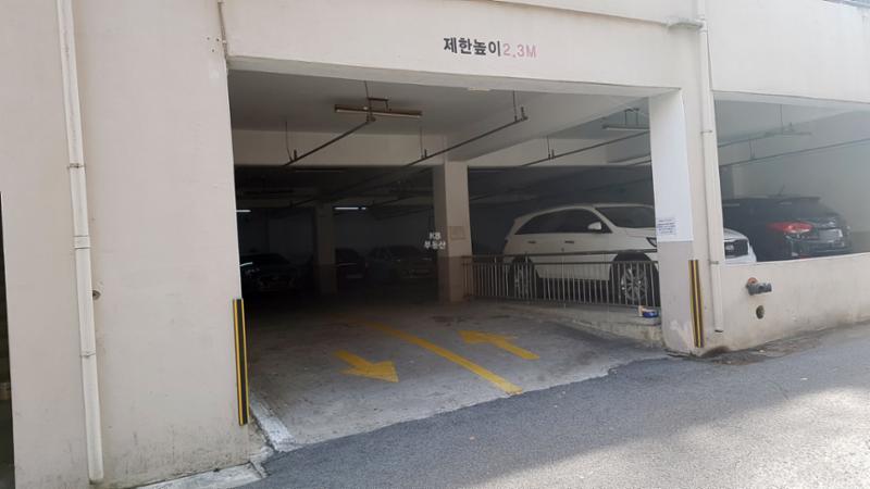 차량의 높이를 제한하고 계절과 상관없이 편리한 주차가 가능한 지하주차장이 설치되어 있어요