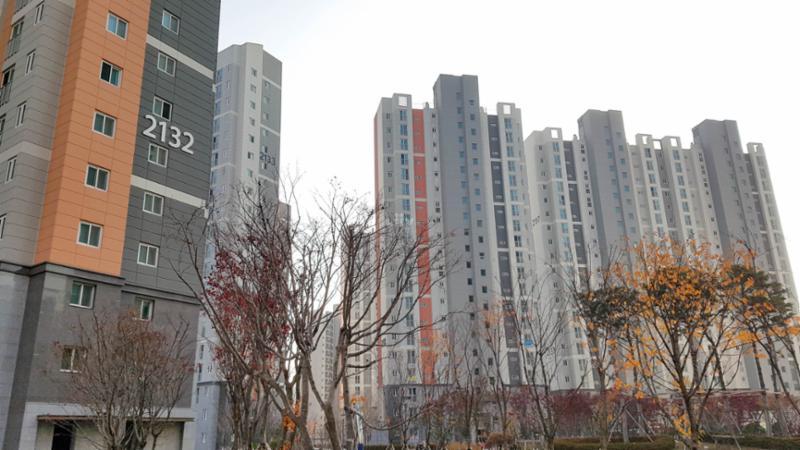 2018년 04월에 지어진 신축 단지답게 세련된 단지 외관 디자인이 돋보이며 깨끗한 외관 상태를 보여주고 있어요