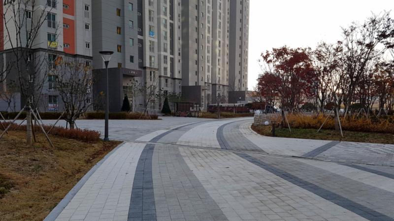 단지를 따라 걸으며 자연을 느낄 수 있는 쾌적한 단지 내 산책로에요