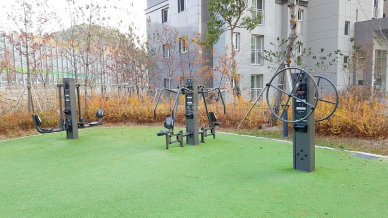 인조잔디가 깔려 있는 운동시설이에요