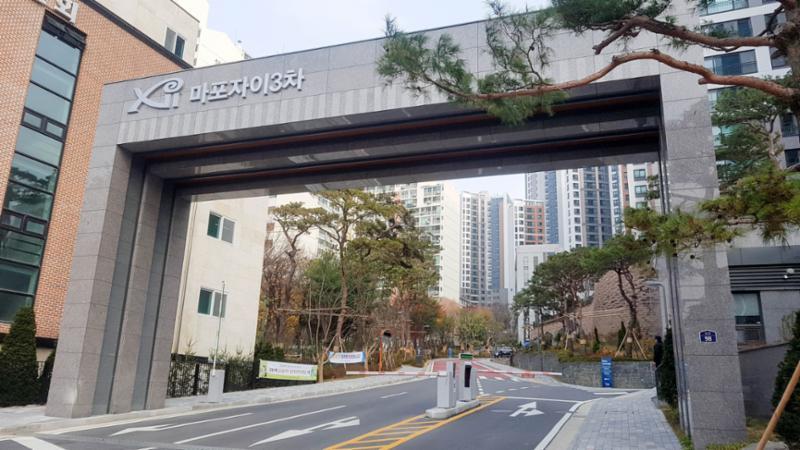 멋스러운 문주가 돋보이는 단지 정문이에요