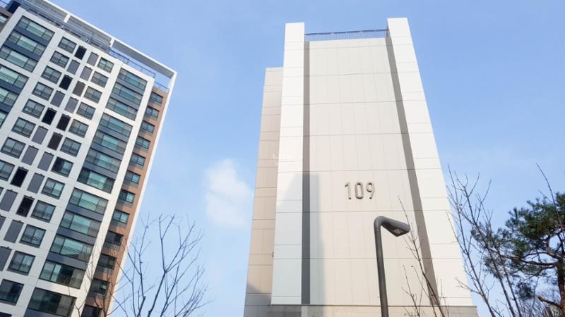 단지만의 특별한 외관 디자인으로 품격 있고 고급스러움이 느껴지는 단지 모습이에요