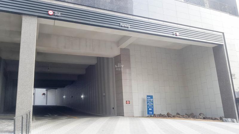 지하로 연결되어 있는 지하주차장 출입구에요