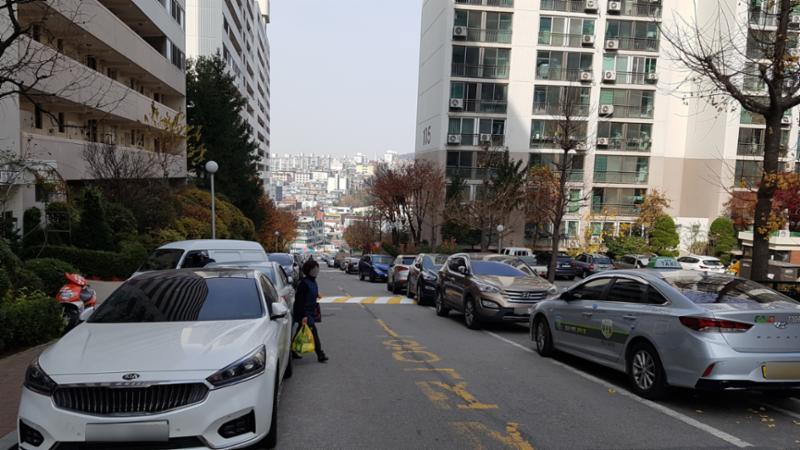 도로와 인접한 지상주차장 입니다