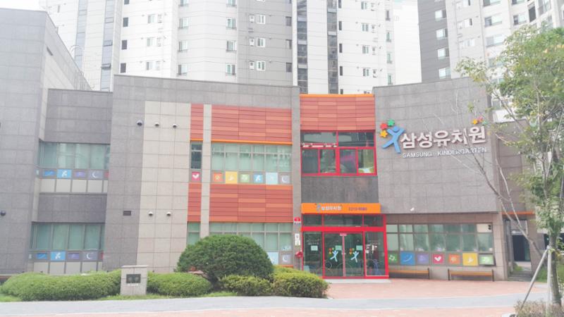 단지 주변에 위치한 유치원입니다