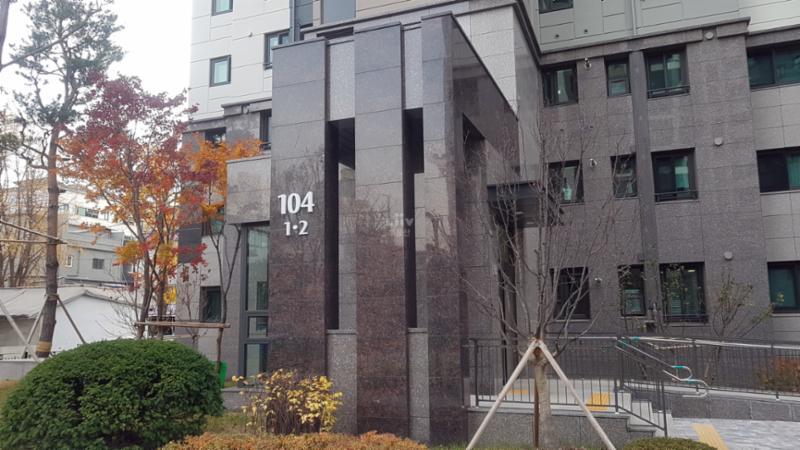 래미안미드카운티의 104동 1층 공용현관 입구에요