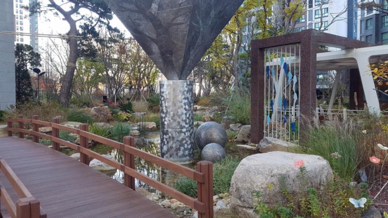 울창한 가로수 조경이 돋보이는 단지 전경이에요