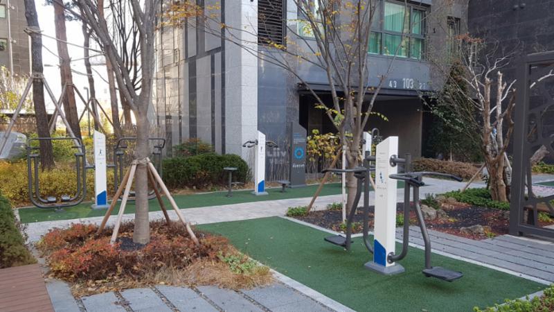 체력 단련이 가능한 다양한 운동기구가 설치된 단지 내 체육시설이에요