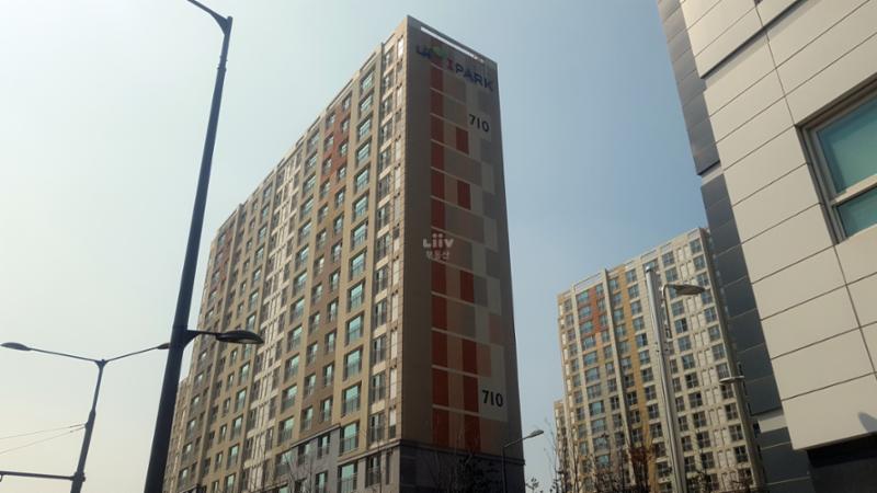 각 층마다 색을 달리해 전체적으로 화사하면서도 세련된 외관을 선보이는 단지 전경이에요