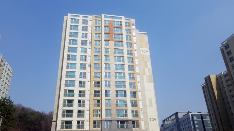 특유의 색채와 디자인이 묻어 있는 단지 외형이에요