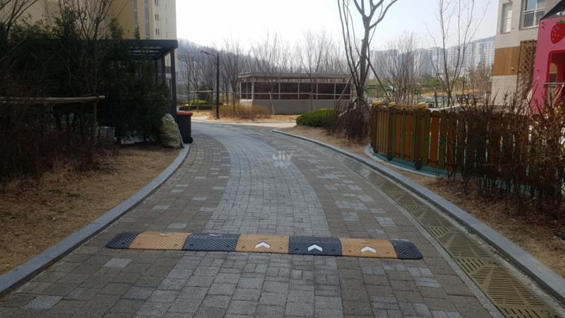 단지 내 보행로 모습이에요