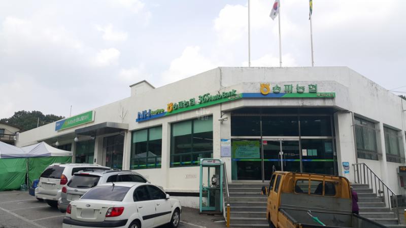 단지 주변에 위치한 농협하나로마트입니다