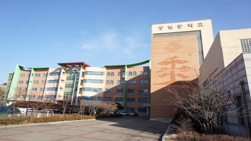 단지 주변에 학교가 위치하여 있습니다