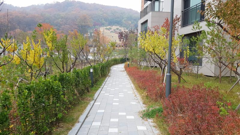 단지를 따라 걸으며 자연을 느낄 수 있는 쾌적한 단지 내 산책로고요