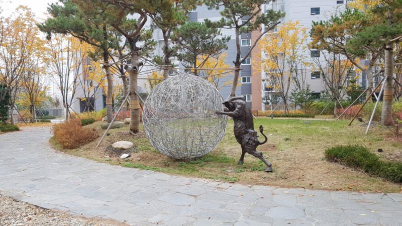 단지 곳곳에 다양한 조형물이 갖춰져 있어 보는 재미가 있는 단지 전경이에요
