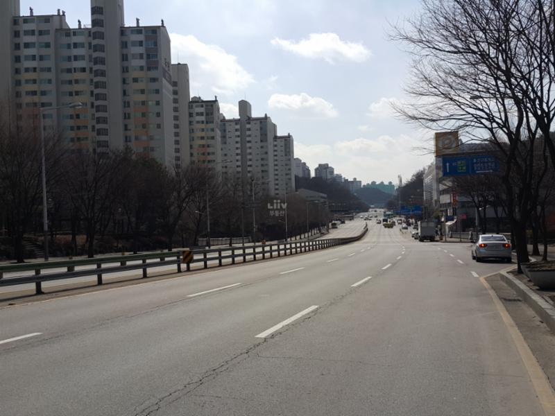 단지 인근에 위치한 수지로의 모습입니다