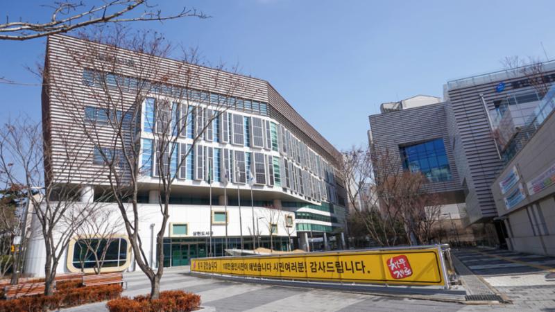 단지 주변에 위치한 용인시립상현도서관 입니다