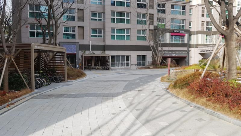 차도와 보행로가 나누어져 있어 차량이 다니지 않는 안전한 보행로에요