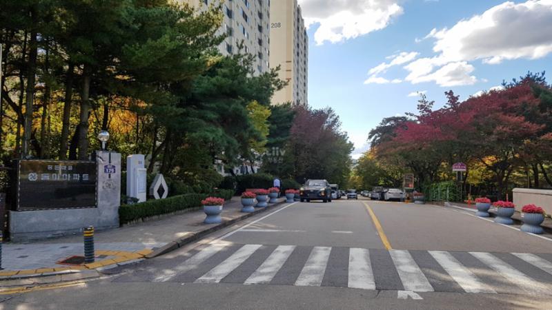 정든동아 아파트 정문입니다