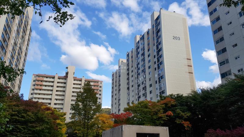 심플한 외관 디자인으로 품격있고 고급스러움이 느껴지는 단지 모습이에요