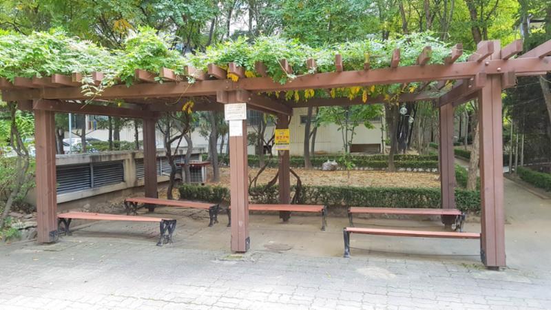 단지 곳곳에 마련된 휴게시설입니다