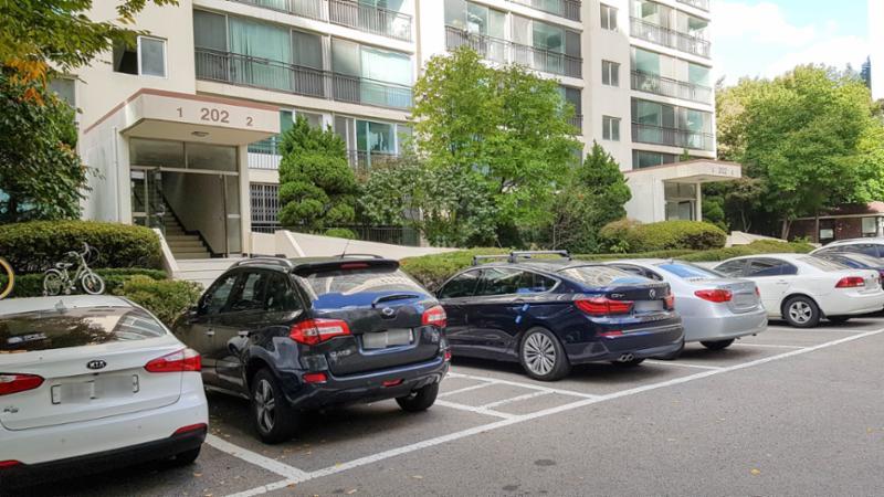 도로와 인접해 있는 지상 주차장입니다