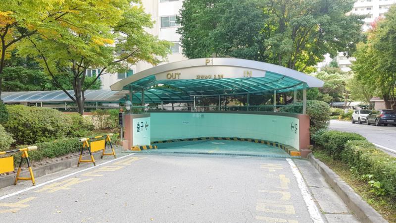 지하주차장 출입구 모습입니다