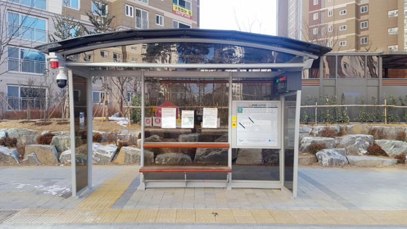 단지와 인접해 있는 버스정류장[현대,롯데아파트]입니다