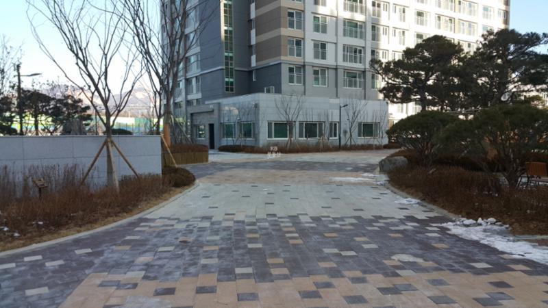 보도블록으로 깔끔하게 마감된 평지로 된 보행로이고요