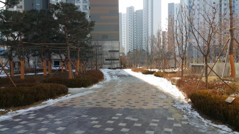 단지 주변과 연결된 산책로고요