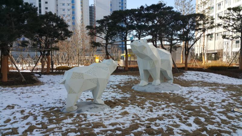 단지 곳곳에 잘 관리된 화단과 다양한 조형물이 갖춰져 있어 보는 재미가 있는 단지 전경이에요